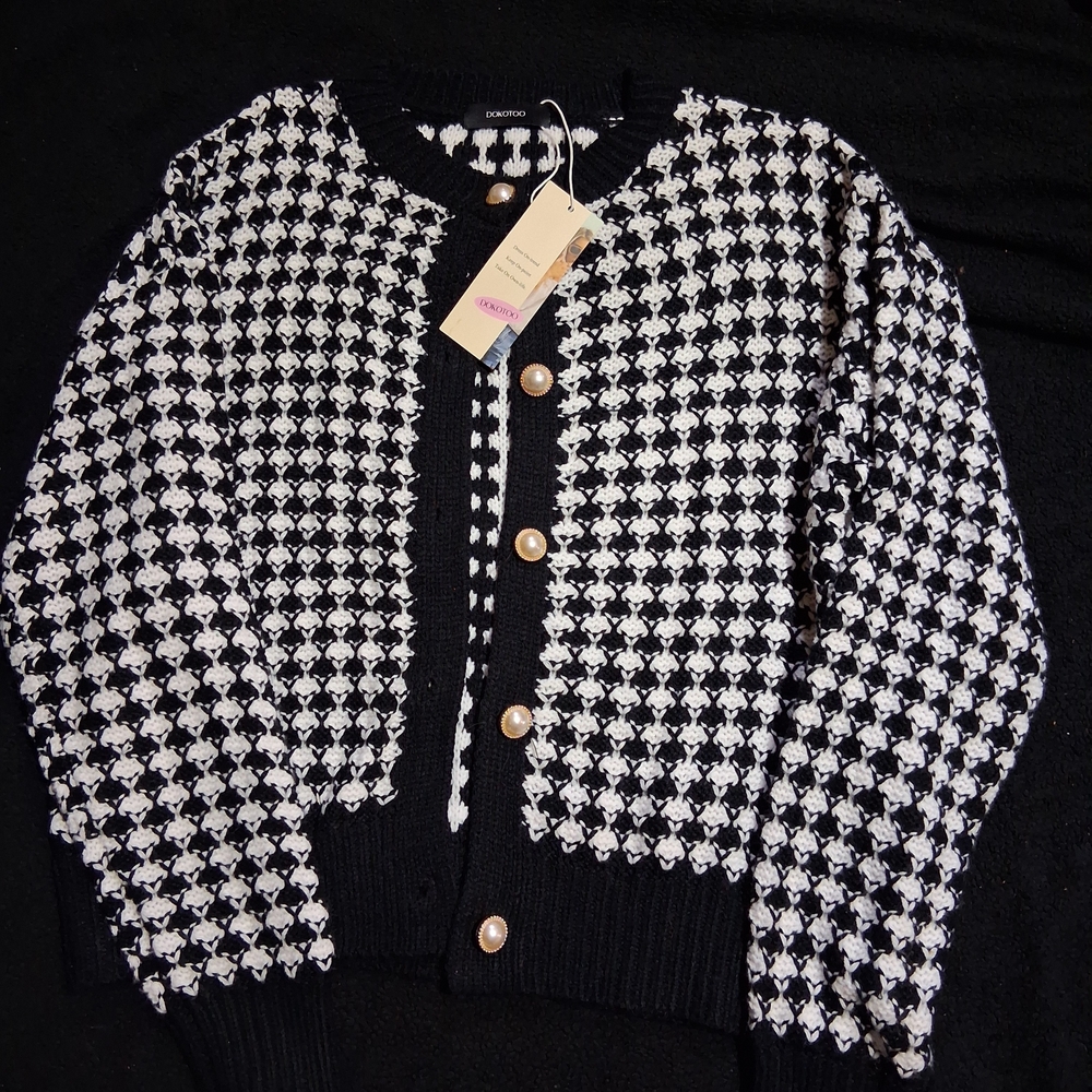 Chic Houndstooth Cardigan with Gold Buttons